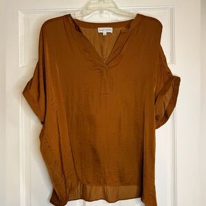 Gibson Latimer Satin Split Round Neck Dropped Short Sleeve Hi-Low Blouse